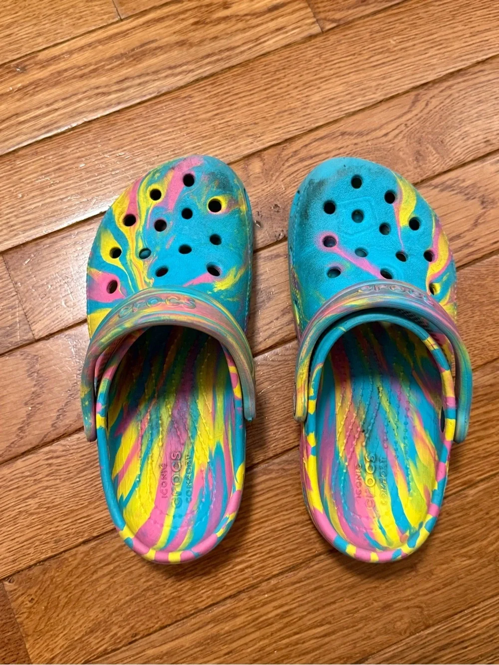 CROCS may cushioned holes
